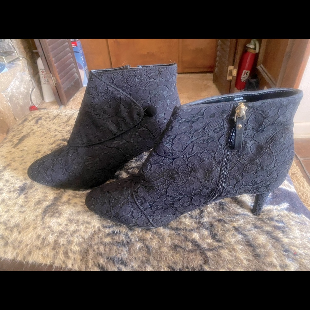 NEW Size 11 Kelly and Katie Black Lace Boots